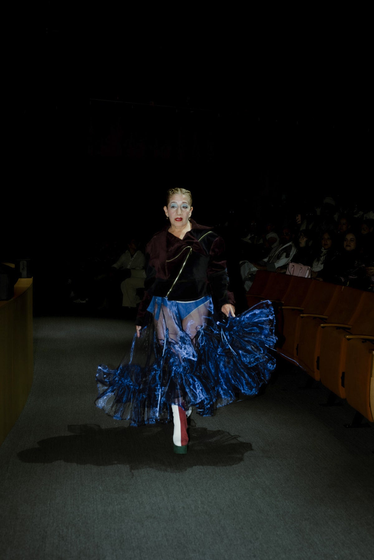 Look de pasarela con falda azul en Fashion Week Colombia