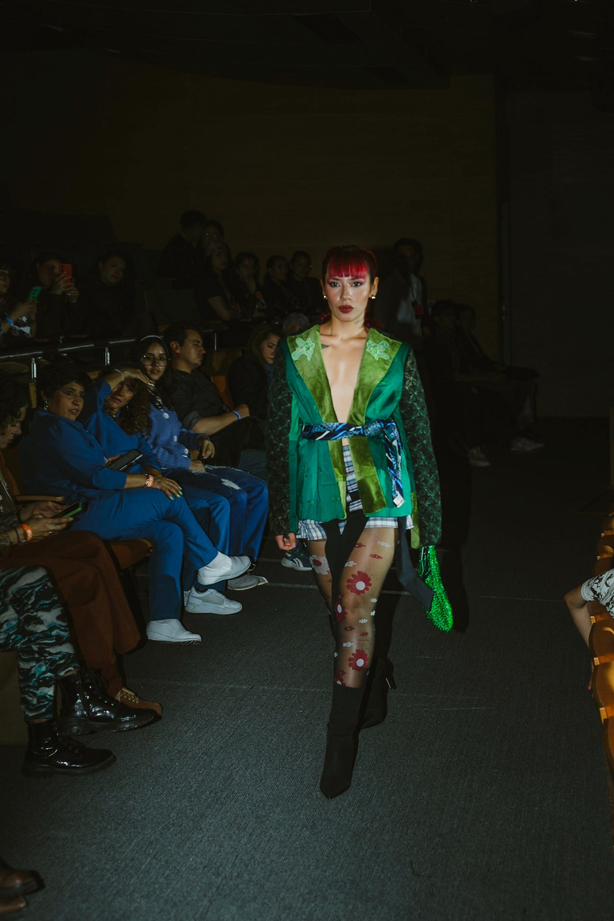 Look de pasarela con chaqueta verde en Fashion Week Colombia