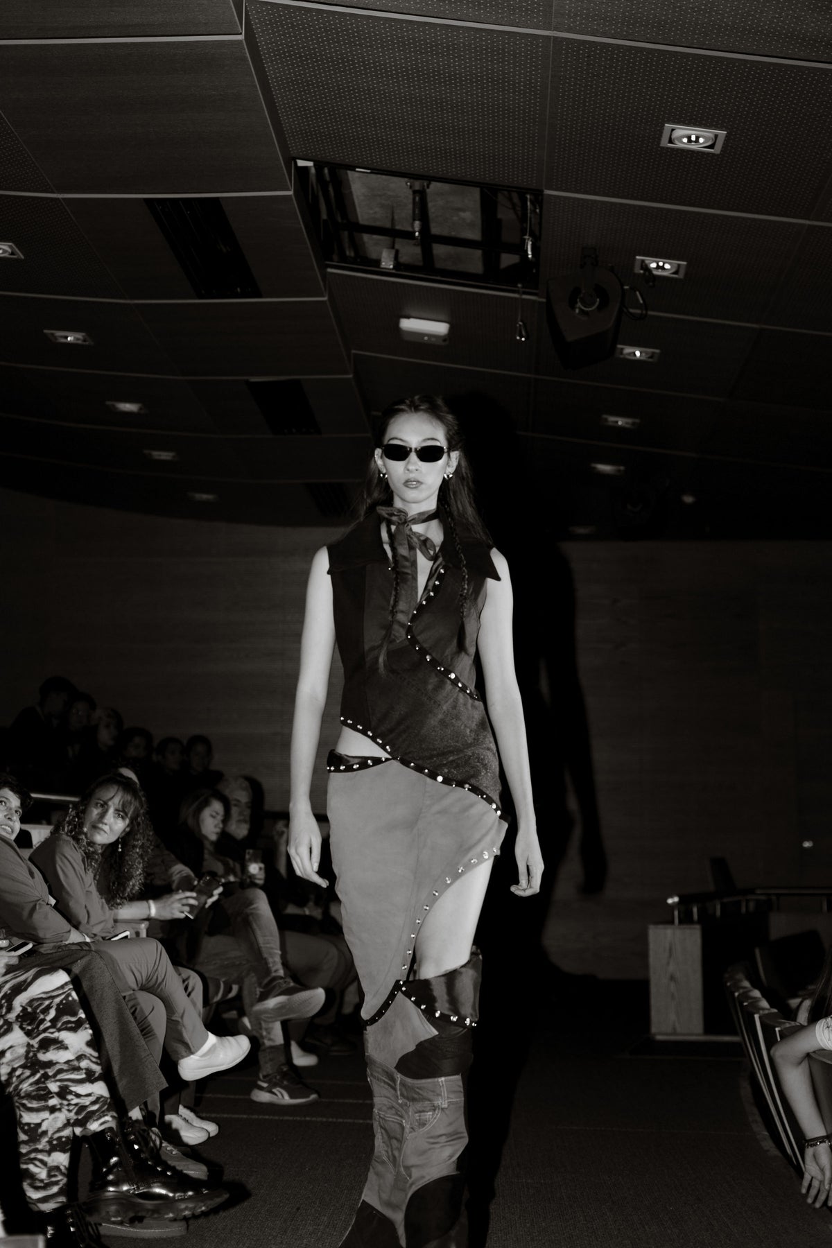 Fotografía en blanco y negro de un look de pasarela de Revuelta