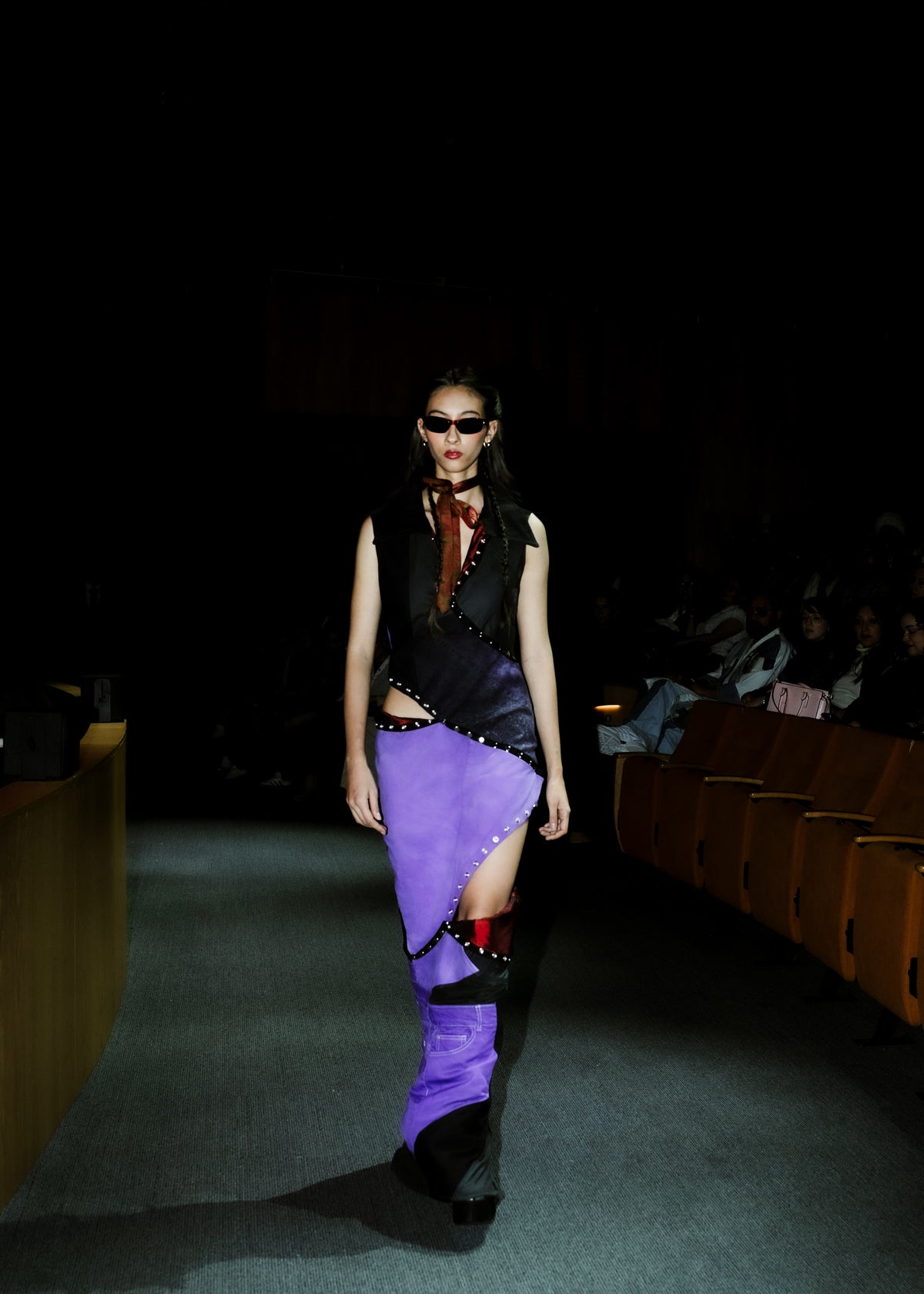 Look de pasarela con vestido asimétrico violeta de Revuelta