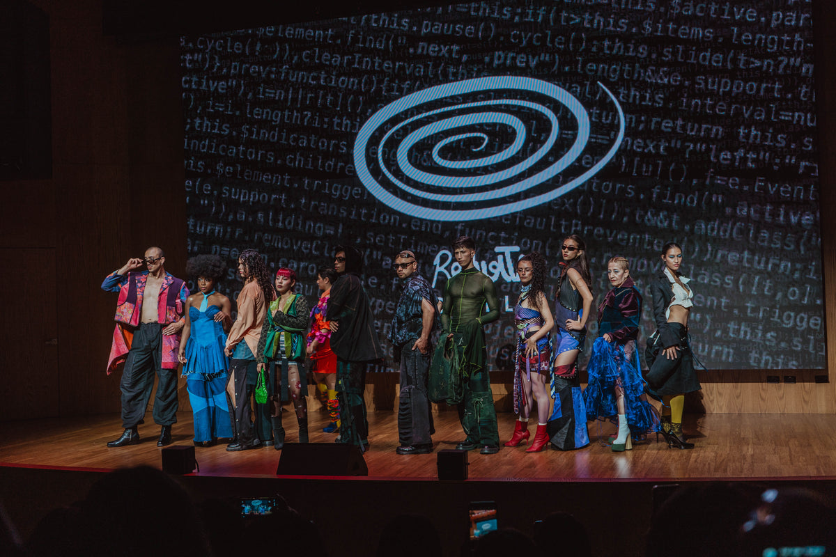 Cierre del desfile de Revuelta en Fashion Week Colombia